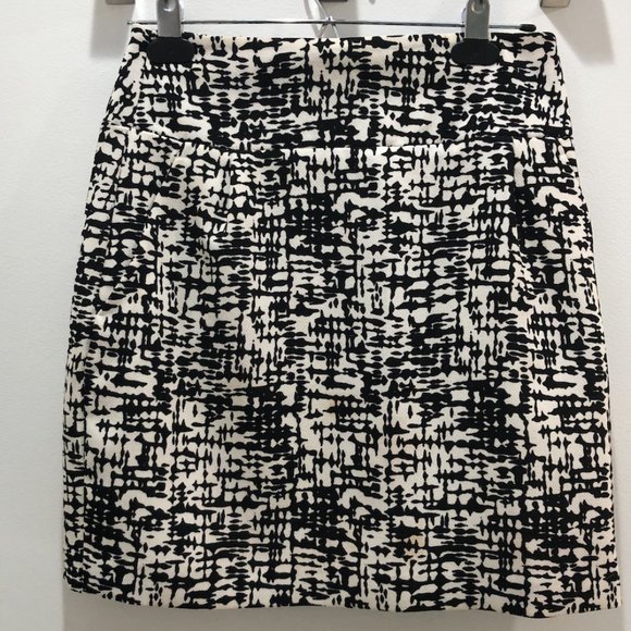 Kenneth Cole Reaction--black and white patterned skirt (Size 2, 17" long) - Picture 1 of 2